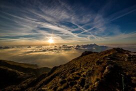 Sonnenuntergang in den Bergen. Ressourcenaktivierung – Hilf dir selbst